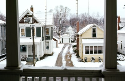白色和棕色的木屋白天被雪覆盖
